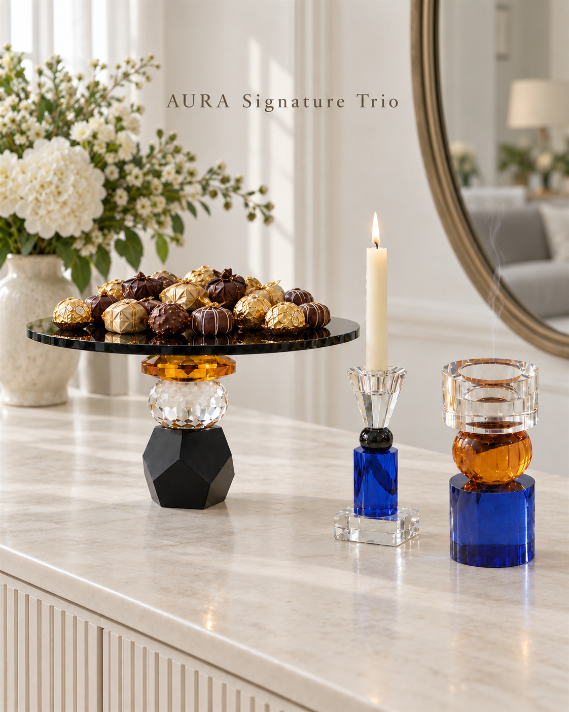 AURA Signature Trio — تنسيق استقبال بإضاءة طبيعية وخلفية أوف وايت